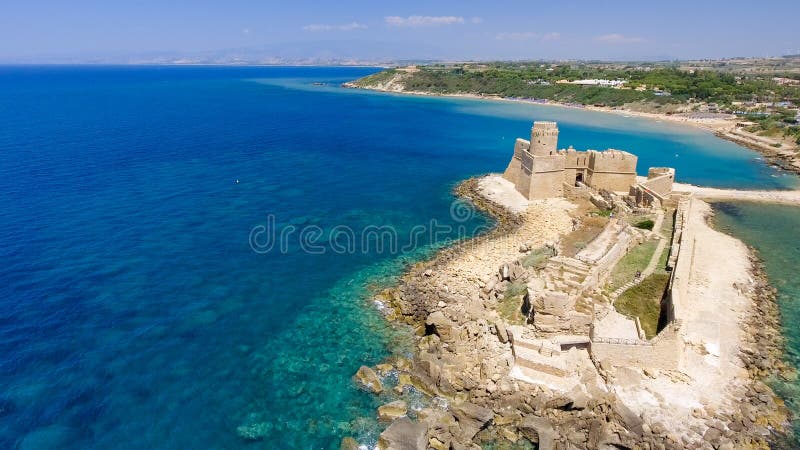 Flyg- sikt av Fortezza Aragonese, Calabria, Italien arkivbilder Flyg- sikt av Fortezza Aragonese, Calabria, Italien arkivbilder