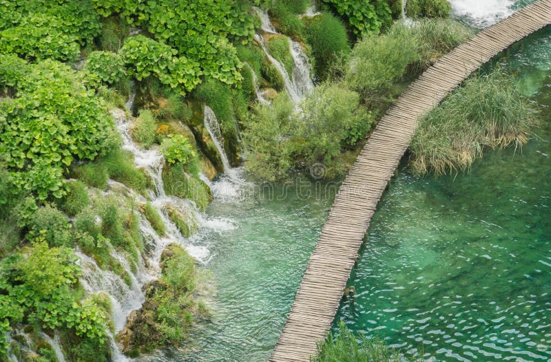 Flyg- sikt av gångbanan i Plitvice sjönationalpark royaltyfri bild Flyg- sikt av gångbanan i Plitvice sjönationalpark royaltyfri bild