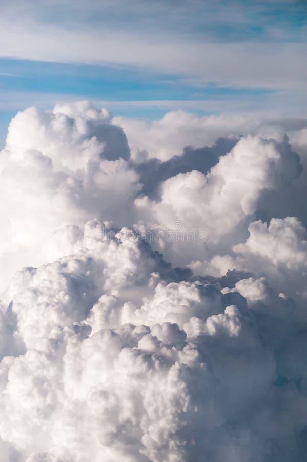 Flyg- sikt av härligt molnbildande royaltyfria bilder