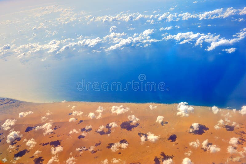 Flyg- sikt av kusten av Arabian Sea under molnen i Yemen arkivbilder Flyg- sikt av kusten av Arabian Sea under molnen i Yemen arkivbilder