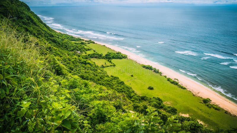 Flyg- sikt av kusten på den Nunggalan stranden, Uluwatu, Bali, Indonesien arkivbilder Flyg- sikt av kusten på den Nunggalan stranden, Uluwatu, Bali, Indonesien arkivbilder