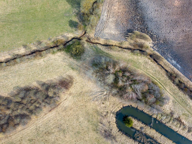 flyg- sikt av liten landsflodsäng som är krabb i vårtid i bygd royaltyfri fotografi flyg- sikt av liten landsflodsäng som är krabb i vårtid i bygd royaltyfri fotografi