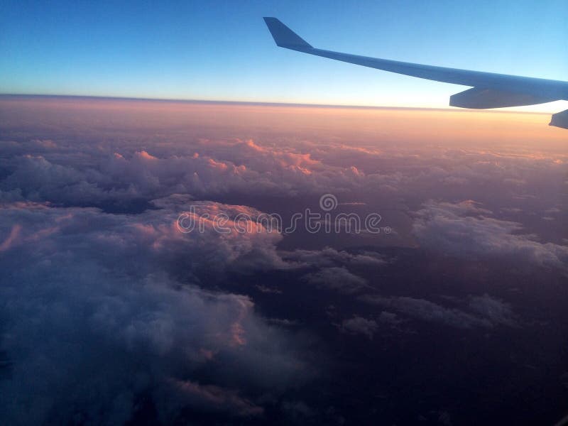 Flyg- sikt av molnig himmel från över royaltyfri bild Flyg- sikt av molnig himmel från över royaltyfri bild