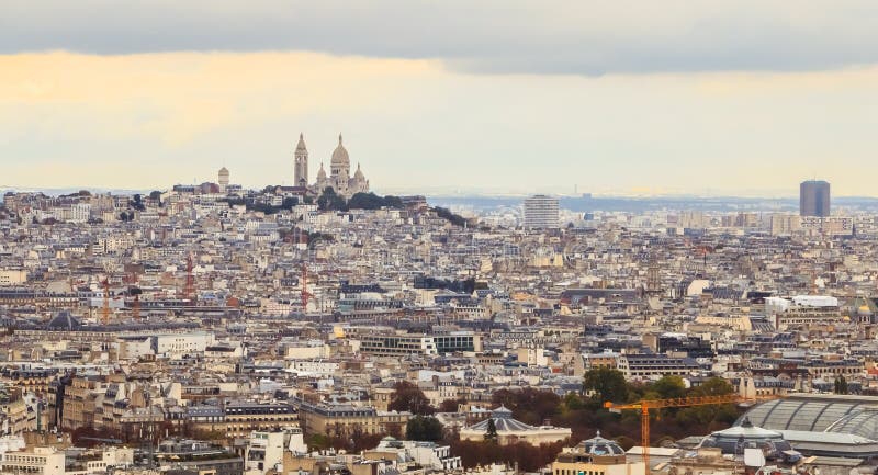 Flyg- sikt av Paris med basilikan av den sakrala hjärtan arkivfoto Flyg- sikt av Paris med basilikan av den sakrala hjärtan arkivfoto