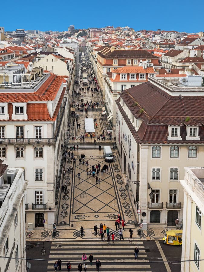 Flyg- sikt av shoppinggatan Rua Augusta i Lissabon, Portugal