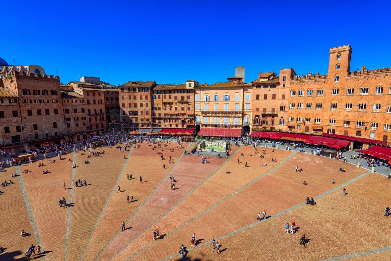 Flyg- sikt av Siena, Campo fyrkantiga Piazza del Campo i Siena royaltyfri bild Flyg- sikt av Siena, Campo fyrkantiga Piazza del Campo i Siena royaltyfri bild