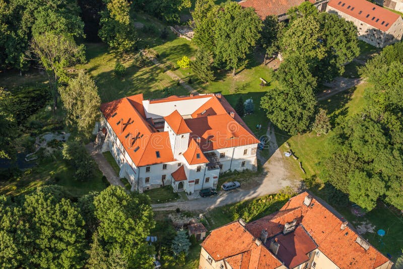 Flyg- sikt av slotten i byn Piotrowice Nyskie fotografering för bildbyråer Flyg- sikt av slotten i byn Piotrowice Nyskie fotografering för bildbyråer