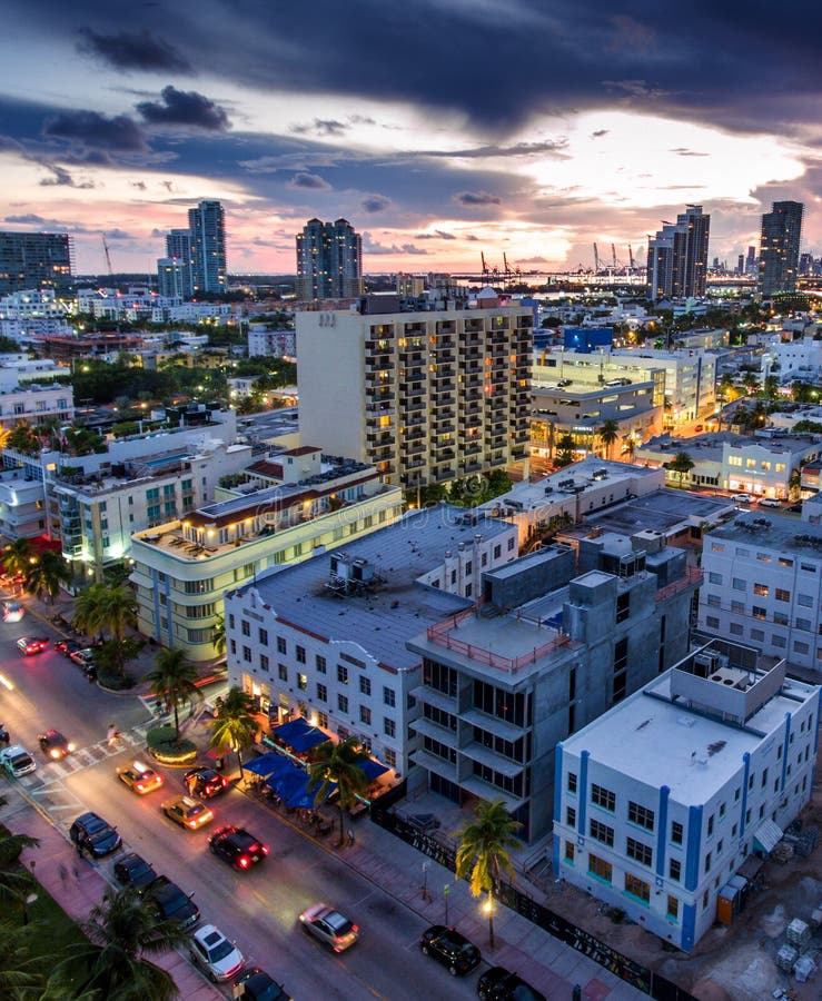 Flyg- sikt av upplyst havdrev och den södra stranden, Miami, Florida, USA arkivfoton Flyg- sikt av upplyst havdrev och den södra stranden, Miami, Florida, USA arkivfoton
