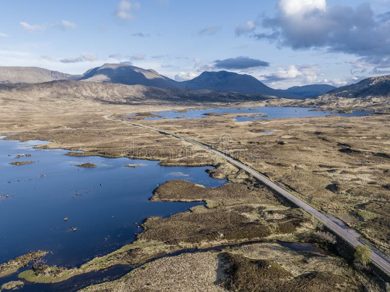 Flyg- sikt av vägen till och med det fantastiska landskapet av den Rannoch heden fotografering för bildbyråer Flyg- sikt av vägen till och med det fantastiska landskapet av den Rannoch heden fotografering för bildbyråer