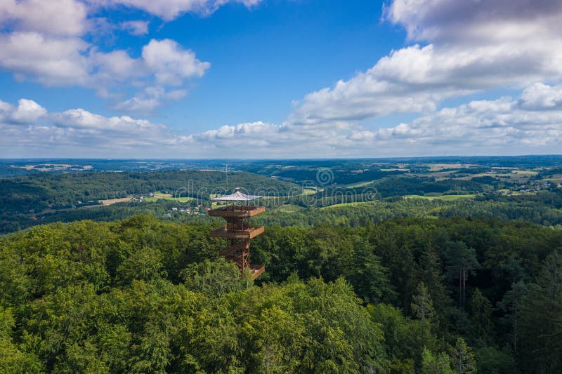 Flyg- sikt av Wiezyca Observationstorn Det Kashubian landskapet parkerar Kaszuby poland Foto som g?ras av surret fr?n ?ver F?gel? royaltyfri bild Flyg- sikt av Wiezyca Observationstorn Det Kashubian landskapet parkerar Kaszuby poland Foto som g?ras av surret fr?n ?ver F?gel? royaltyfri bild