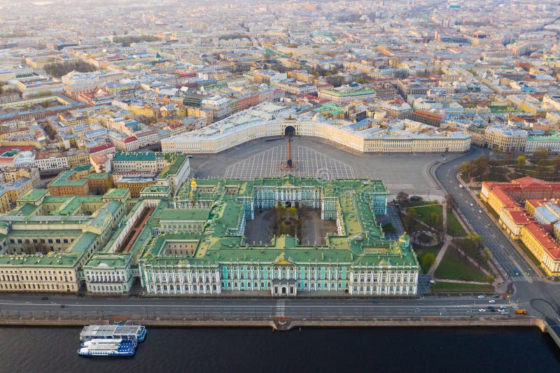 _flyg- sikt cityscape av centrum, slott fyrkant, tillst?nd eremitboning museum (vinter slott), Neva flod petersburg sainthorisont royaltyfri fotografi _flyg- sikt cityscape av centrum, slott fyrkant, tillst?nd eremitboning museum (vinter slott), Neva flod petersburg sainthorisont royaltyfri fotografi