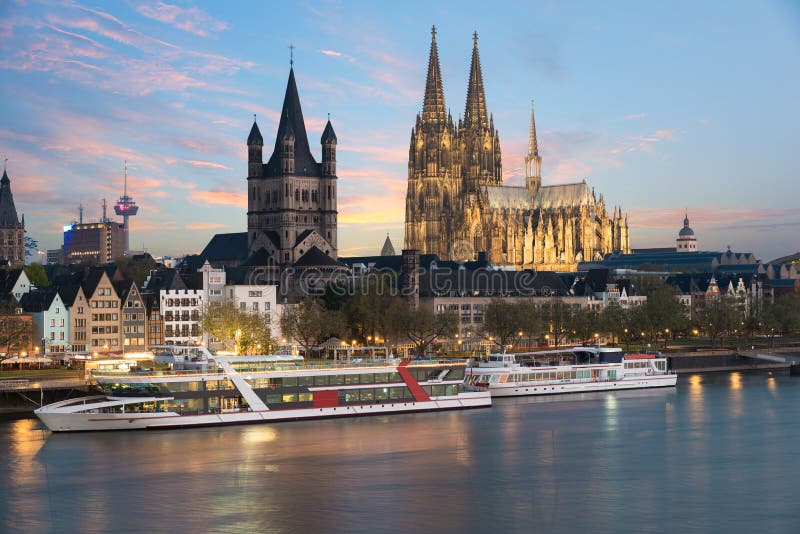 Flyg- sikt Cologne över Rhinet River med kryssningskeppet i sänka fotografering för bildbyråer