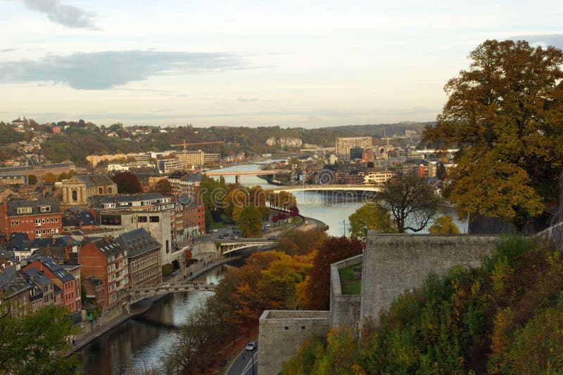 Flyg- sikt, från citadellen, av staden av Namur, Belgien, Europa royaltyfri fotografi Flyg- sikt, från citadellen, av staden av Namur, Belgien, Europa royaltyfri fotografi