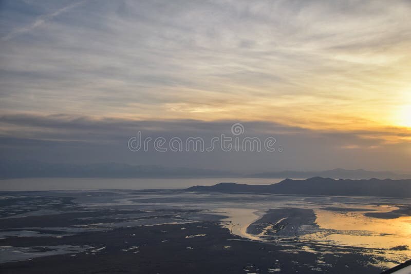 Flyg- sikt fr?n flygplanet av antilop?n p? solnedg?ngen, sikt fr?n magnumbuteljer som sopar cloudscape p? soluppg?ng med Greatet arkivbilder Flyg- sikt fr?n flygplanet av antilop?n p? solnedg?ngen, sikt fr?n magnumbuteljer som sopar cloudscape p? soluppg?ng med Greatet arkivbilder