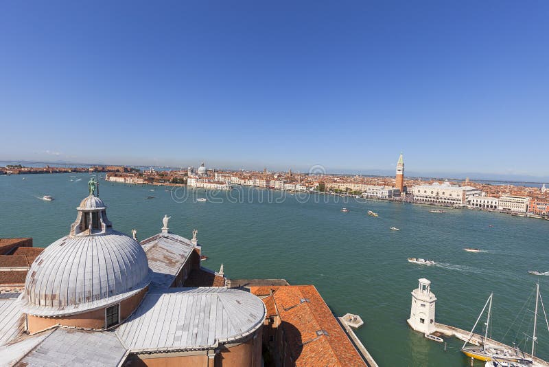 Flyg- sikt från tornet av den San Giorgio Maggiore kyrkan på Sts Mark handfat, stadspanorama, Venedig, Italien arkivbild Flyg- sikt från tornet av den San Giorgio Maggiore kyrkan på Sts Mark handfat, stadspanorama, Venedig, Italien arkivbild