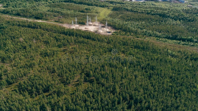 Flyg- sikt för elektricitetspyloner arkivfoton