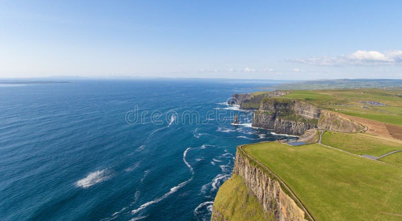 Flyg- sikt för fågelöga från de berömda klipporna för värld av moher i ståndsmässiga clare Irland härligt irländskt sceniskt land