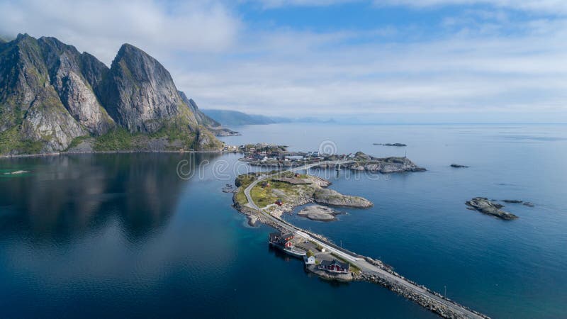 Flyg- sikt för härlig sommar av Reine, Norge, Lofoten öar, med horisont, berg, berömt fiskeläge med rött fiska c arkivfoto Flyg- sikt för härlig sommar av Reine, Norge, Lofoten öar, med horisont, berg, berömt fiskeläge med rött fiska c arkivfoto