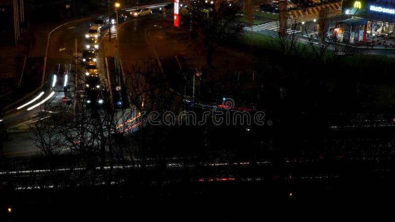 Flyg- sikt med Time Lapse för natttrafikrusningstid med bilar på gatan