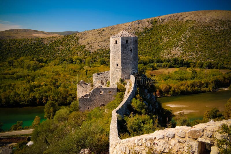 Flyg- sikt till den turkiska Pocitelj slotten, Capljina, Mostar, Bosnien och Hercegovina royaltyfria bilder Flyg- sikt till den turkiska Pocitelj slotten, Capljina, Mostar, Bosnien och Hercegovina royaltyfria bilder