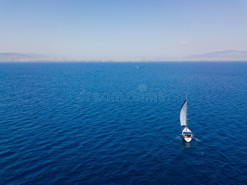 Flyg- sikt till två yachter i det djupblå havet Surrfotografi royaltyfri foto Flyg- sikt till två yachter i det djupblå havet Surrfotografi royaltyfri foto