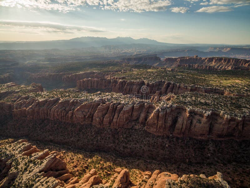 Flyg- surrfoto - det härliga ökenlandskapet av Moab Utah royaltyfri bild Flyg- surrfoto - det härliga ökenlandskapet av Moab Utah royaltyfri bild