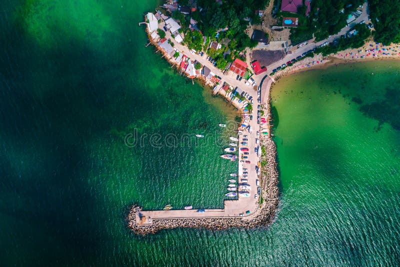 Flyg- surrsikt av stranden och fishin för Black Sea kust den härliga royaltyfri fotografi Flyg- surrsikt av stranden och fishin för Black Sea kust den härliga royaltyfri fotografi