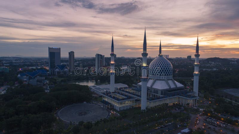 Flyg- video av den Sultan Salahuddin Abdul Aziz Shah moskén arkivbilder Flyg- video av den Sultan Salahuddin Abdul Aziz Shah moskén arkivbilder