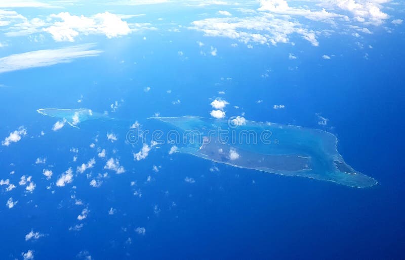 Flyga över den fijianska lagun royaltyfri foto Flyga över den fijianska lagun royaltyfri foto