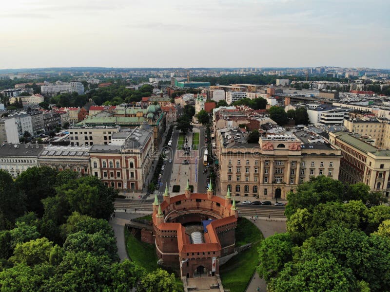 Flygbild fr?n surret Kulturen och den historiska huvudstaden av Polen Bekväma och härliga Krakow Landet av legenden arkivbilder Flygbild fr?n surret Kulturen och den historiska huvudstaden av Polen Bekväma och härliga Krakow Landet av legenden arkivbilder