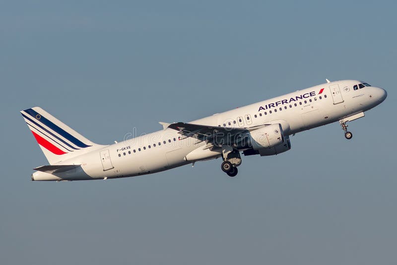 Flygbuss A320-214 fungerings av Air France som tar av royaltyfri foto Flygbuss A320-214 fungerings av Air France som tar av royaltyfri foto