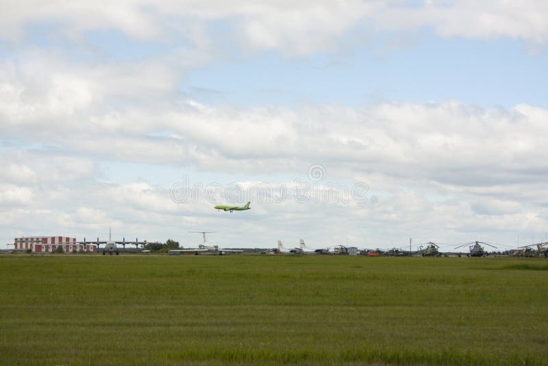 Flygfältet, där är helikoptrar och flygplan arkivbilder Flygfältet, där är helikoptrar och flygplan arkivbilder