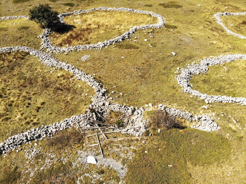 Flygpanorama i nationalparken Mirovo norra velebit arkivfoton