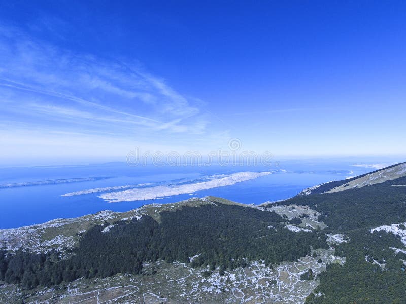 Flygpanorama i nationalparken Mirovo norra velebit royaltyfri fotografi