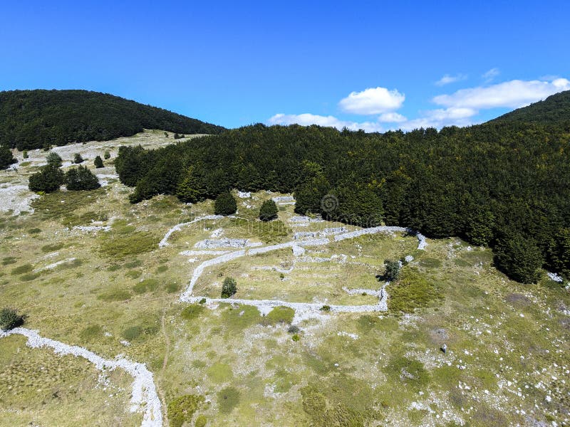 Flygpanorama i nationalparken Mirovo norra velebit arkivbild