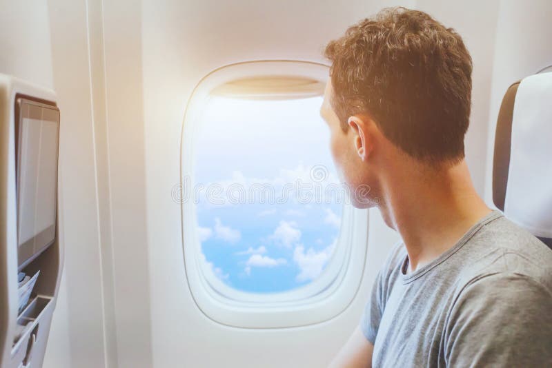 Flygpassagerare som tittar på fönsterresan med flygplan royaltyfria bilder