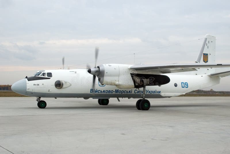 Flygplan Antonov An-26 royaltyfri bild