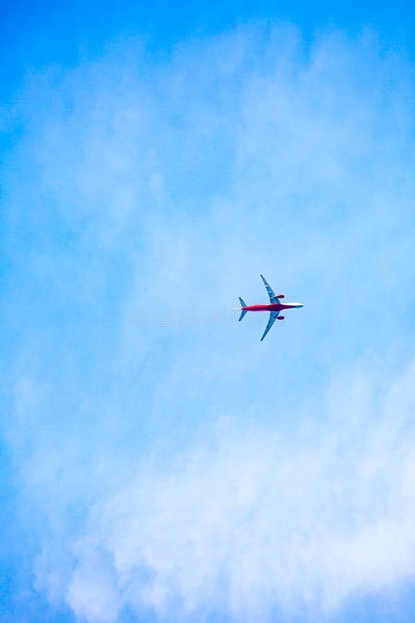 Flygplan flyger i en blå himmel royaltyfri bild Flygplan flyger i en blå himmel royaltyfri bild
