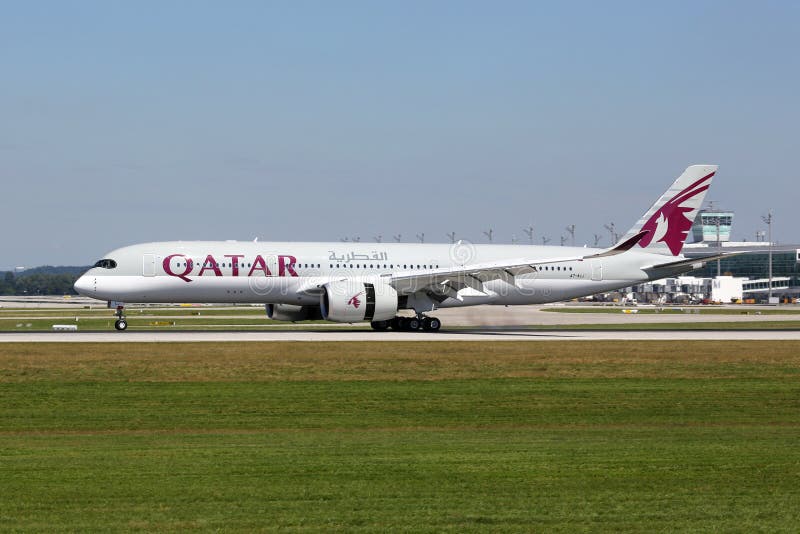 Flygplan för Qatar Airways flygbuss A350-900 royaltyfri bild Flygplan för Qatar Airways flygbuss A350-900 royaltyfri bild