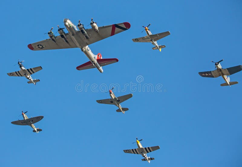 Flygplan för världskrig som II flyger i bildande mot en djupblå himmel royaltyfri foto Flygplan för världskrig som II flyger i bildande mot en djupblå himmel royaltyfri foto