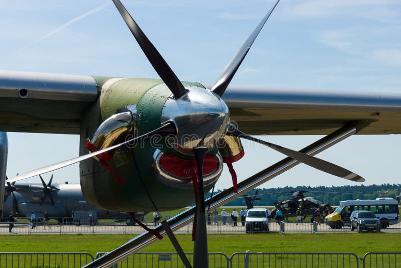 Flygplan PZL M28B Bryza för transport för closeup för turbopropmotor Pratt & Whitney Canada PT6A-65B militärt royaltyfria bilder Flygplan PZL M28B Bryza för transport för closeup för turbopropmotor Pratt & Whitney Canada PT6A-65B militärt royaltyfria bilder