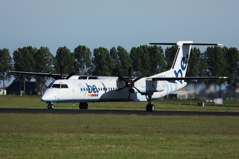 Flygplan som landar på bana royaltyfri bild