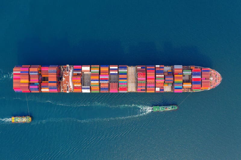 Flygplan syn på containerlastfartyg till sjöss royaltyfri bild