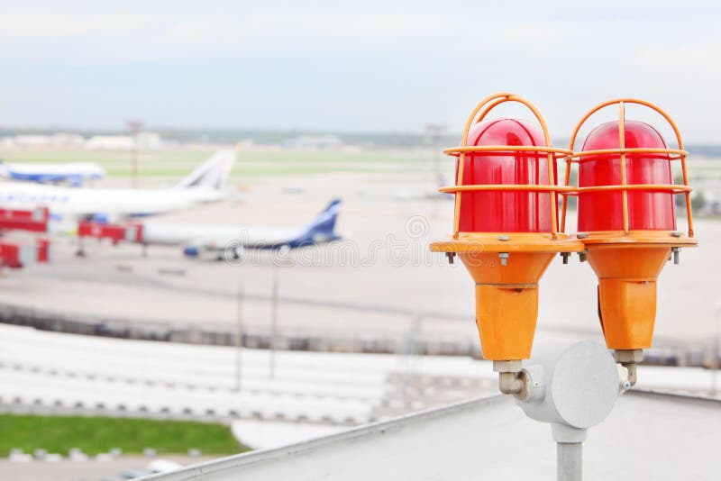 Flygplan tänder på taklägger av byggnad royaltyfri fotografi Flygplan tänder på taklägger av byggnad royaltyfri fotografi