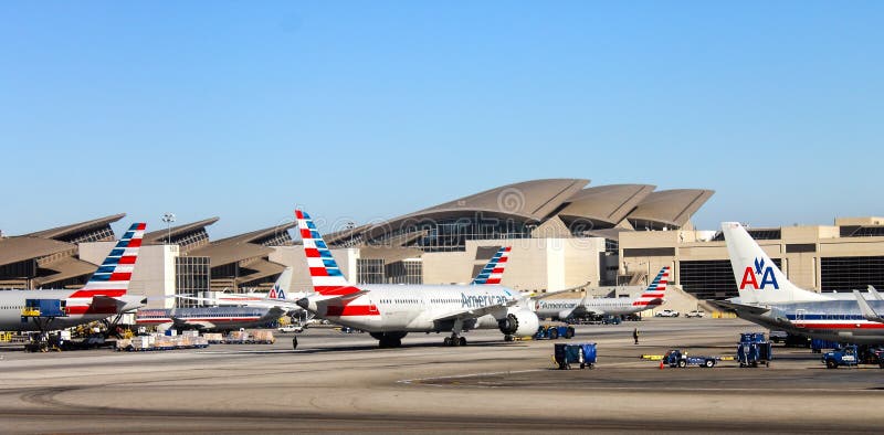 Flygplansammanträde på landningsbanan på Los Angeles den internationella SLAPPA flygplatsen fotografering för bildbyråer Flygplansammanträde på landningsbanan på Los Angeles den internationella SLAPPA flygplatsen fotografering för bildbyråer