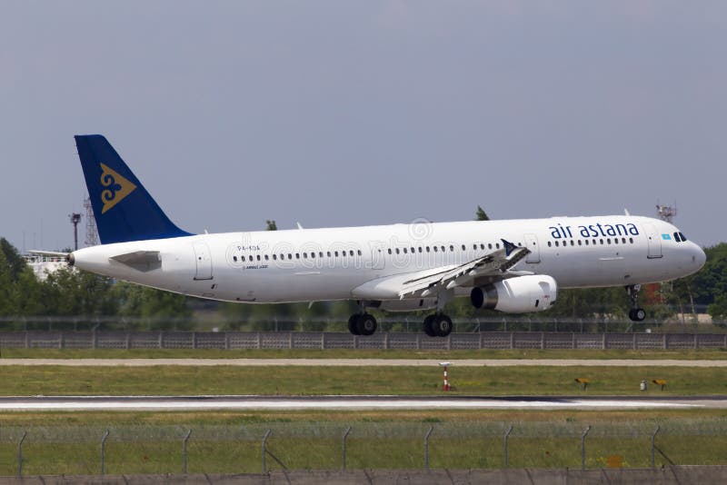 Flygplanslandning för flygplan för flygbuss A321-200 för P4-KDA Air Astana på landningsbanan arkivbild Flygplanslandning för flygplan för flygbuss A321-200 för P4-KDA Air Astana på landningsbanan arkivbild