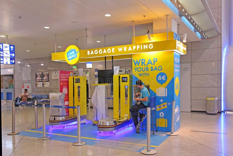 Flygplatsbagage som slår in stationen arkivfoton Flygplatsbagage som slår in stationen arkivfoton