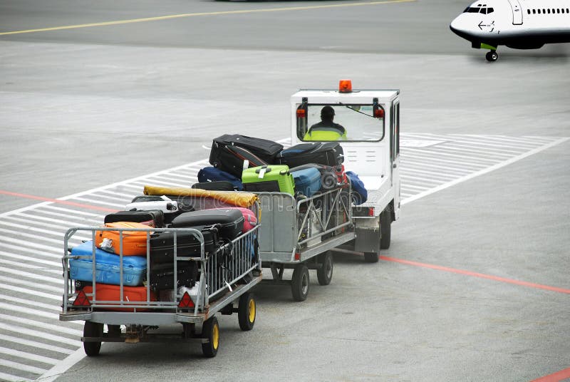 flygplatsbagagenivå till trafik royaltyfri foto flygplatsbagagenivå till trafik royaltyfri foto