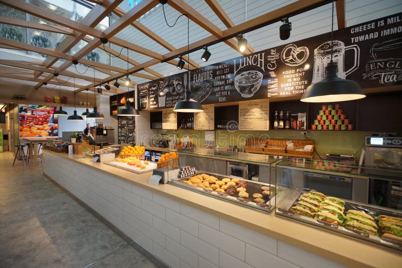 Inredning på ett café på flygplatsen arkivfoton