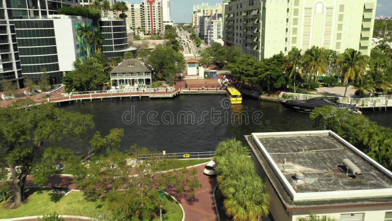 Flygvideo Fort Lauderdale-vattentaxin, dockad på New River